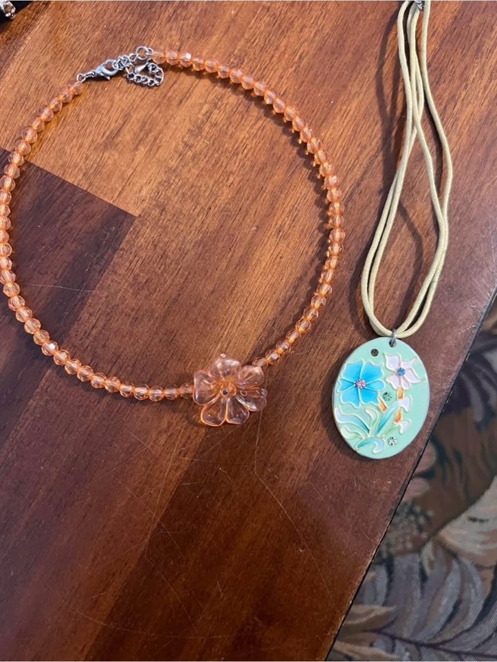 2 girls necklaces